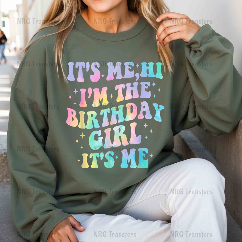 a woman wearing a sweatshirt that says it's me, i'm the