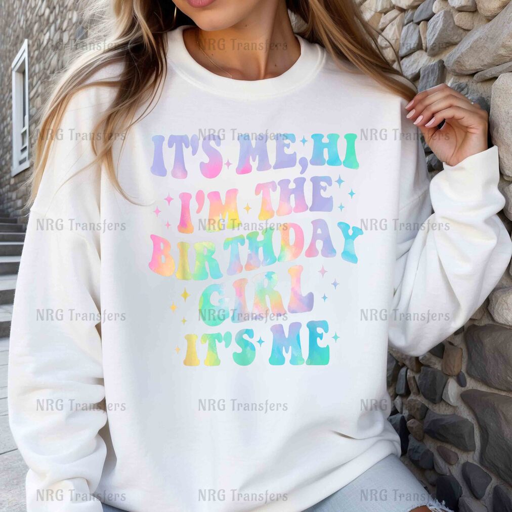 a woman wearing a sweatshirt that says it's me, i'm the