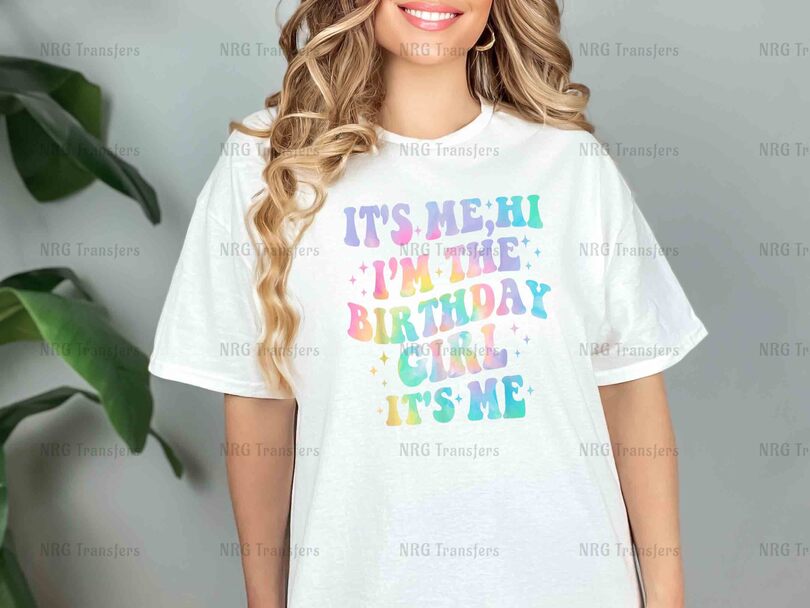 a woman wearing a t - shirt that says it's meh i '